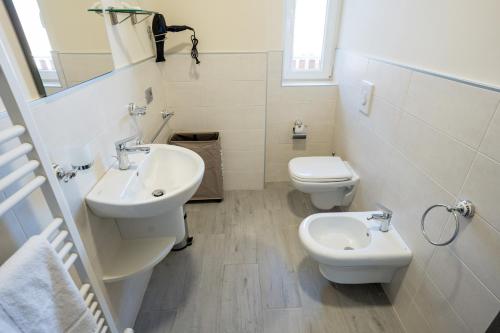 a bathroom with a sink and a toilet at RESIDENCE VILLA ELI in Como