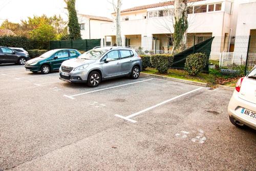 Une rangée de voitures garées dans un parking dans l'établissement Proche rempart avec Parking sécurisé, à Avignon