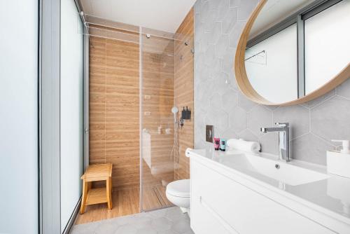 een badkamer met een toilet, een wastafel en een spiegel bij KG4 LUX Apartments in Tel Aviv