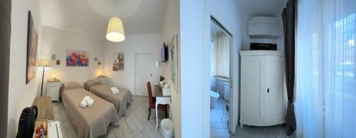 ローマにあるSivory Rome Guest Houseのベッドルーム1室(ベッド2台付)、リビングルームが備わります。