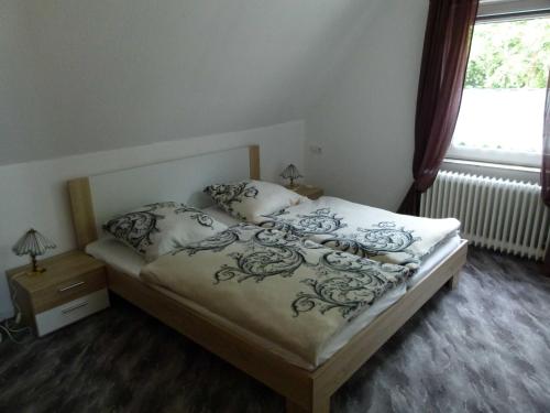 Giường trong phòng chung tại Ferienhaus Nanninga 25188