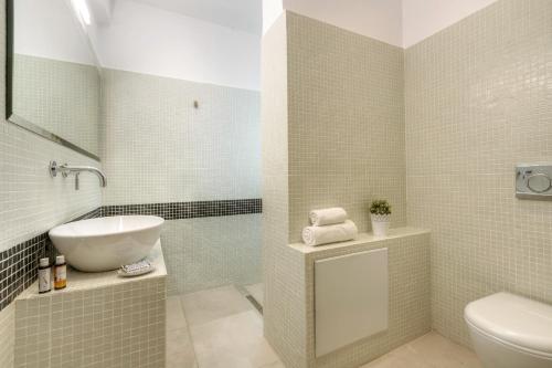 La salle de bains est pourvue d'un lavabo et de toilettes. dans l'établissement Minavra Hotel, à Athènes
