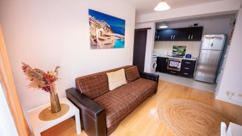 sala de estar con sofá y cocina en Coral Residence, en Mamaia