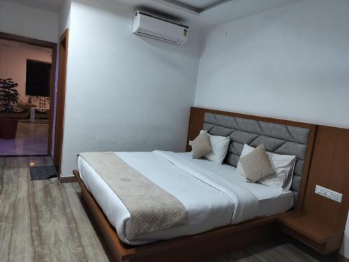 Hotel Brij Palace & Restaurant في أودايبور: غرفة نوم بسرير كبير في غرفة