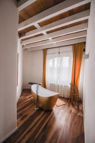 La salle de bains est pourvue d'une baignoire et de parquet. dans l'établissement Chateau de Saint Dau, à Figeac