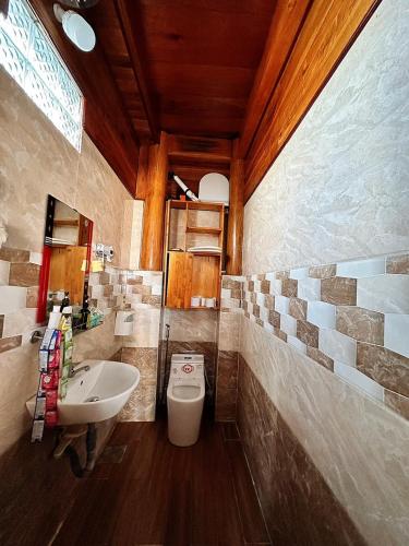 歸仁的住宿－Biệt thự gỗ Wooden House Quy Nhơn cạnh biển，一间带水槽和卫生间的浴室
