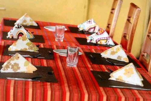 En restaurang eller annat matställe på kubwa mara safari lodge tent camp
