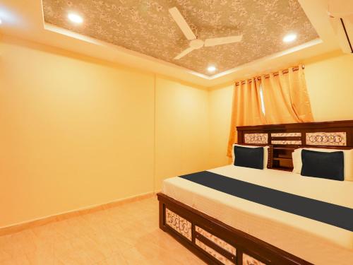 a bedroom with a bed and a ceiling at Super OYO Flagship Hotel Bommarillu in Warangal