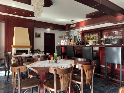 restauracja ze stołami i krzesłami oraz bar w obiekcie Landhaus Pusteblume w mieście Quedlinburg