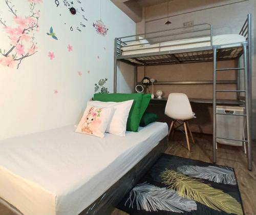 1 dormitorio con litera y escritorio en Melon Hub ใกล้สนามบินสุวรรณภูมิ, en Ban Bang Toei (1)