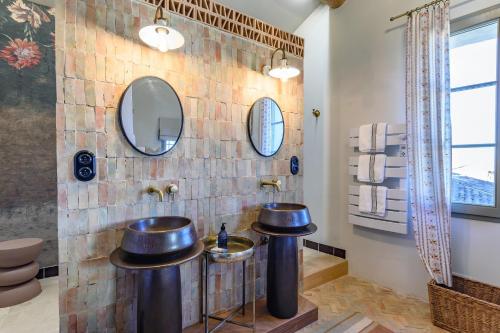 La salle de bains est pourvue de deux lavabos et de miroirs. dans l'établissement La Maison Rimbert - Charmante maison pour 6, à Pernes-les-Fontaines