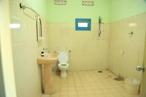 uma casa de banho com um WC e um lavatório em Flamingo Resort em Manar