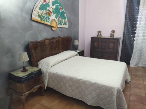 una camera con letto, cassettiera e letto sidx sidx di casa vacanze da Mary a Campobello di Licata