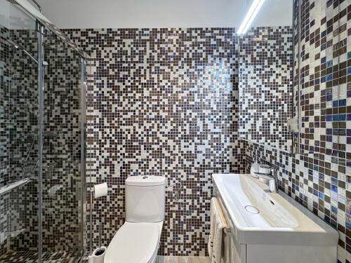 une salle de bain avec toilettes, lavabo et douche dans l'établissement Tivoli 2 - Renovated studio, Monaco Border, 5mn from Casino Monte Carlo, à Beausoleil