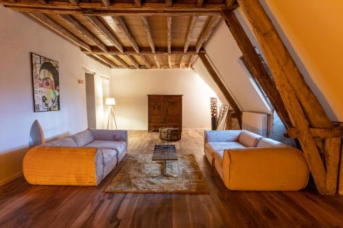 ein Wohnzimmer mit 2 Sofas und einem Tisch in der Unterkunft Chateau de Saint Dau in Figeac