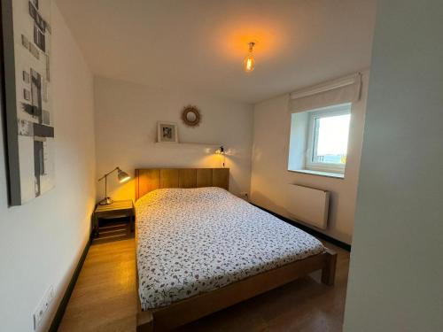 a small bedroom with a bed and a window at Maison de pêcheur idéalement située in Le Conquet