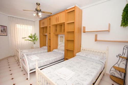 um quarto com duas camas num quarto em Apartalux Aqua Sol em Grao de Castellón