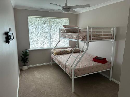 Łóżko lub łóżka piętrowe w pokoju w obiekcie Modern Comfort in a Historic Setting