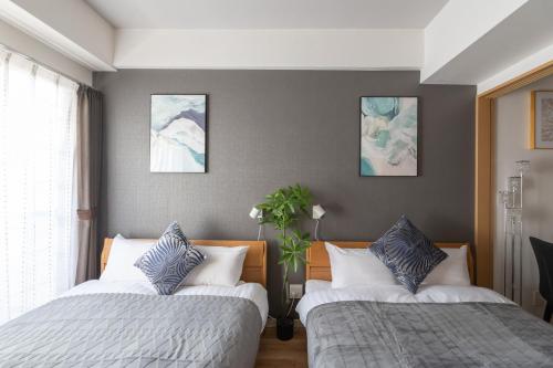 two beds in a hotel room with at KUROMON Royal in Osaka