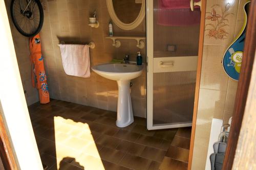 uma pequena casa de banho com um lavatório e um espelho em Comodo e ampio appartamento fronte mare in Loc. Maladroxia C535 em Maladroxia