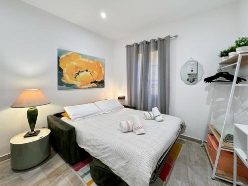 een slaapkamer met een bed en slippers bij Tivoli 2 - Renovated studio, Monaco Border, 5mn from Casino Monte Carlo in Beausoleil