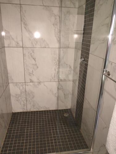 Ένα μπάνιο στο Van Dyk guest house