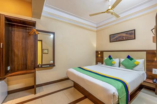 a bedroom with a large bed in a room at Treebo Sunheads in Panaji