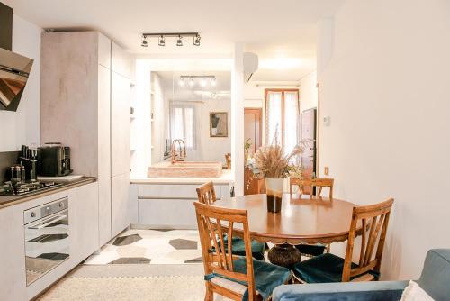 uma cozinha e sala de jantar com mesa e cadeiras em Delightful Apartment at 5 mins from Rialto Bridge em Veneza