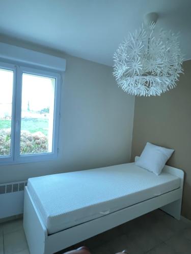 Tempat tidur dalam kamar di Domaine des quatre terres