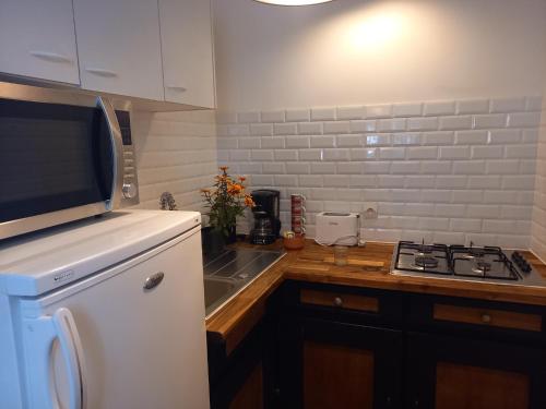 une cuisine avec un évier et une cuisinière four supérieur dans l'établissement Le nid de goélands, à Fécamp