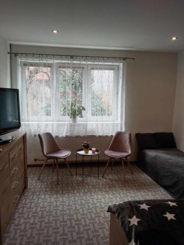 uma sala de estar com um sofá e duas cadeiras e uma mesa em Ubytování ve Frýdku em Frýdek-Místek