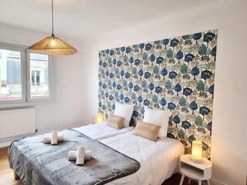 une chambre avec un lit avec deux bougies dessus dans l'établissement Le chesterfield - coeur de ville, à Épinal