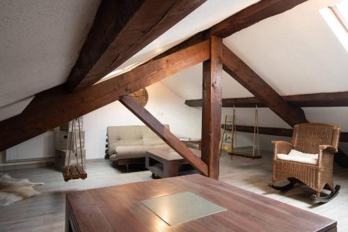 un salon avec une table et un canapé dans l'établissement Appartement cosy à Clermont-Ferrand 35 m² proche commodités, à Clermont-Ferrand