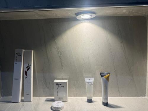 a display of three vases in a room with a light at أجوان بارك للشقق المخدومة ظهرة لبن Ajwan Park For Serviced Apartments in Riyadh