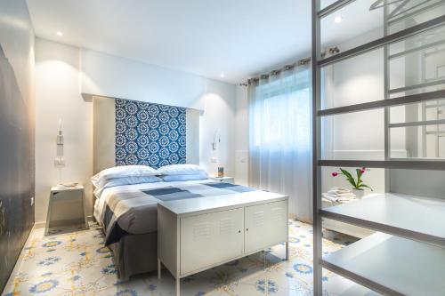 索倫托的住宿－索倫託中央公寓，一间卧室配有一张特大号床和一个窗户。