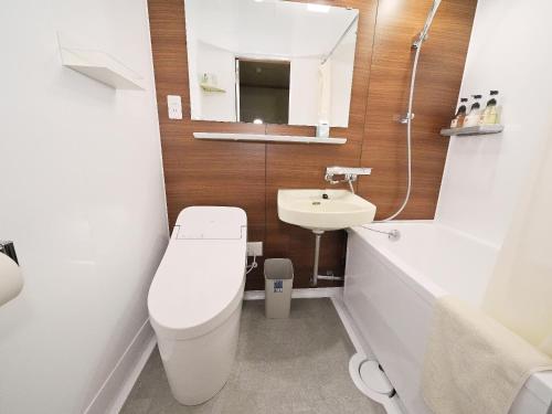 多武峰観光ホテル في Sakurai: حمام صغير مع مرحاض ومغسلة