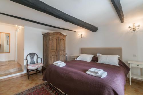 une chambre avec un grand lit avec des serviettes dessus dans l'établissement Domaine des Fleurs - 8 bedroom estate with private tennis court, à Grasse
