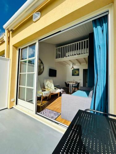 Elle offre une vue sur un salon doté d'une porte coulissante en verre. dans l'établissement 