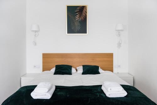 una camera da letto con un grande letto con due cuscini di Bella Casa Premium Apartment - 117A Kobierzynska a Cracovia