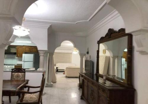sala de estar con espejo y mesa en شقة مفروشة 4غرف نوم شارع الجامعة, en Amán