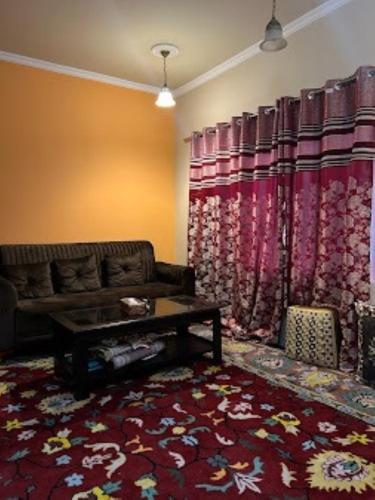 Ruang duduk di Home sleeper Homestay , Srinagar