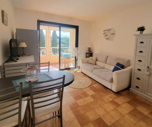 un salon avec un canapé et une table dans l'établissement Cosy family cocoon with beautiful loggia, à Fréjus
