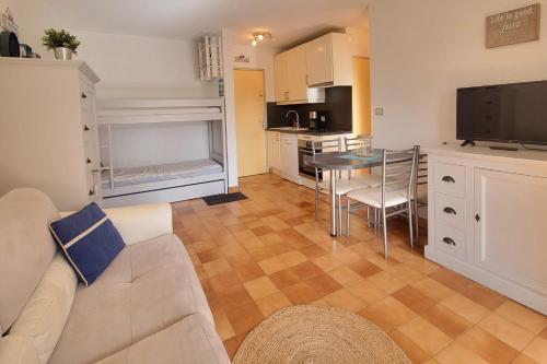 un salon avec un canapé et une table dans l'établissement Cosy family cocoon with beautiful loggia, à Fréjus