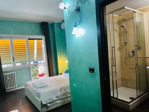 een kamer met een bed en een douche in een kamer bij B&B Roma in Rome