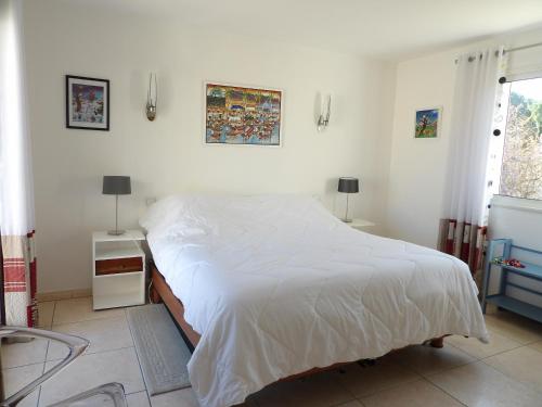 une chambre avec un grand lit avec des draps blancs dans l'établissement St Cyprien Magnifique villa avec piscine, à Saint-Cyprien