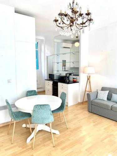 un salon avec une table, des chaises et un canapé dans l'établissement Saint Philippe - T3 près de la plage, à Nice