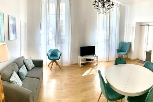 sala de estar con sofá y mesa en Saint Philippe - T3 Terrasse près de la plage, en Niza