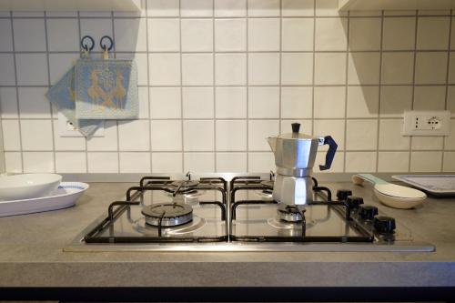 einen Küchenherd mit Kaffeemaschine in der Unterkunft Ma.Vi Casa Vacanze in Teulada