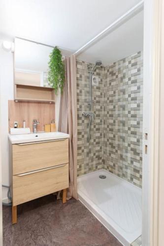 a bathroom with a sink and a shower at Le Val By ApiRent #Duplex #Climatisation in Le Cannet