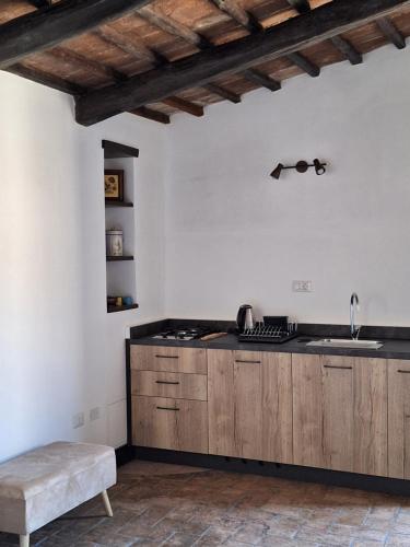 - une cuisine avec un évier et un comptoir dans l'établissement Casetta al Parione, à Bolsena